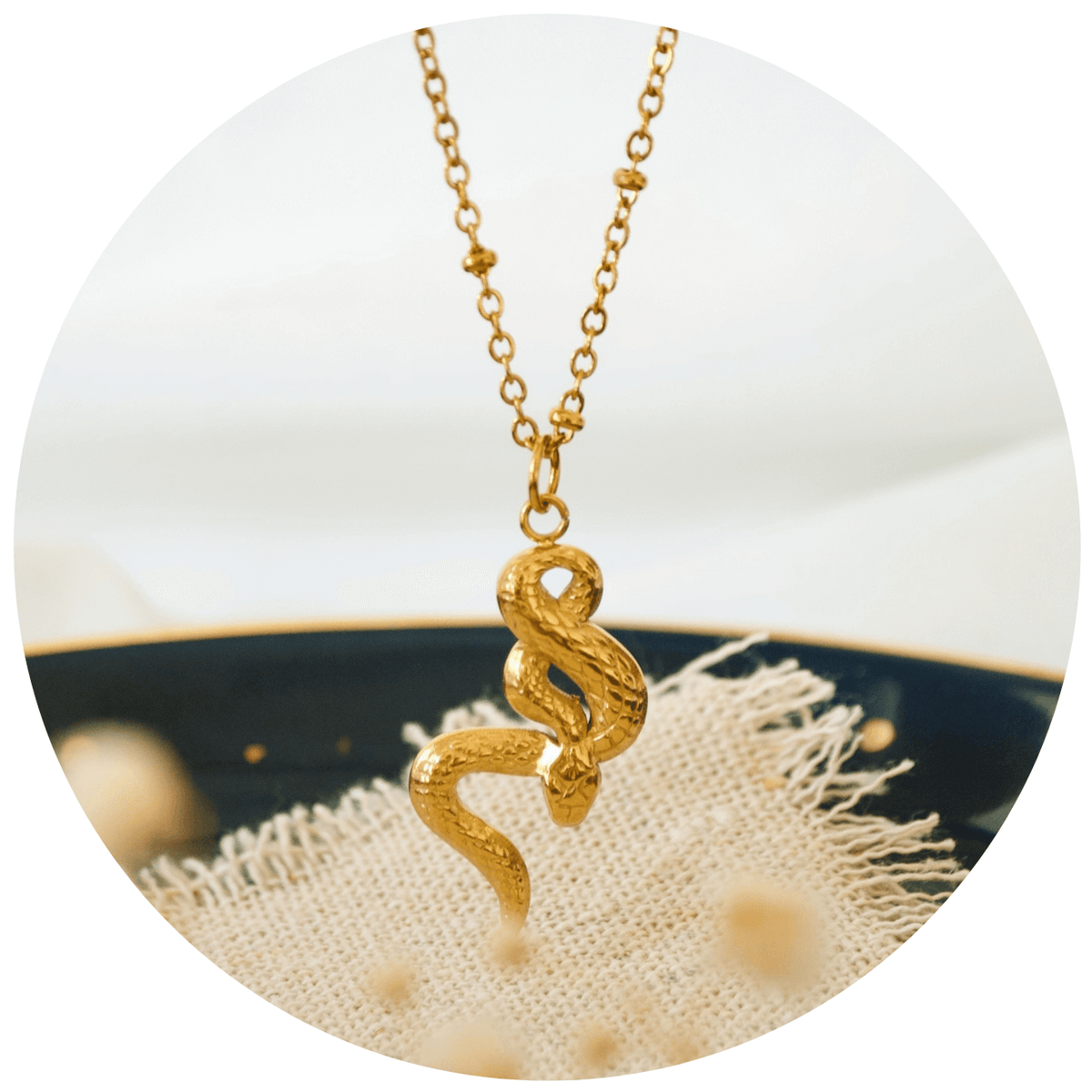 THE SERPENT PENDANT NECKLACE, GOLD
